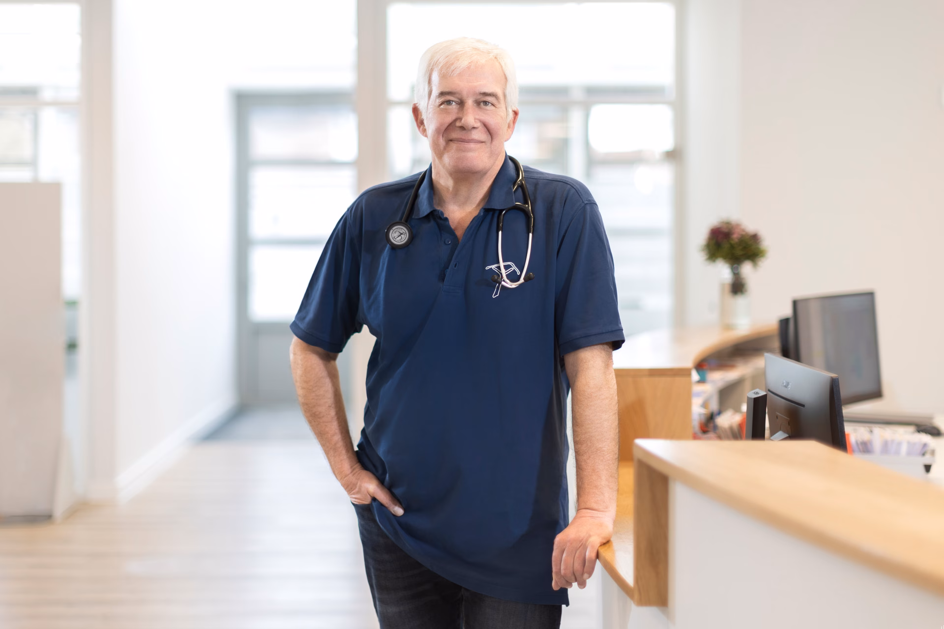 Helmut Reher in der Arztpraxis Reher Lopes